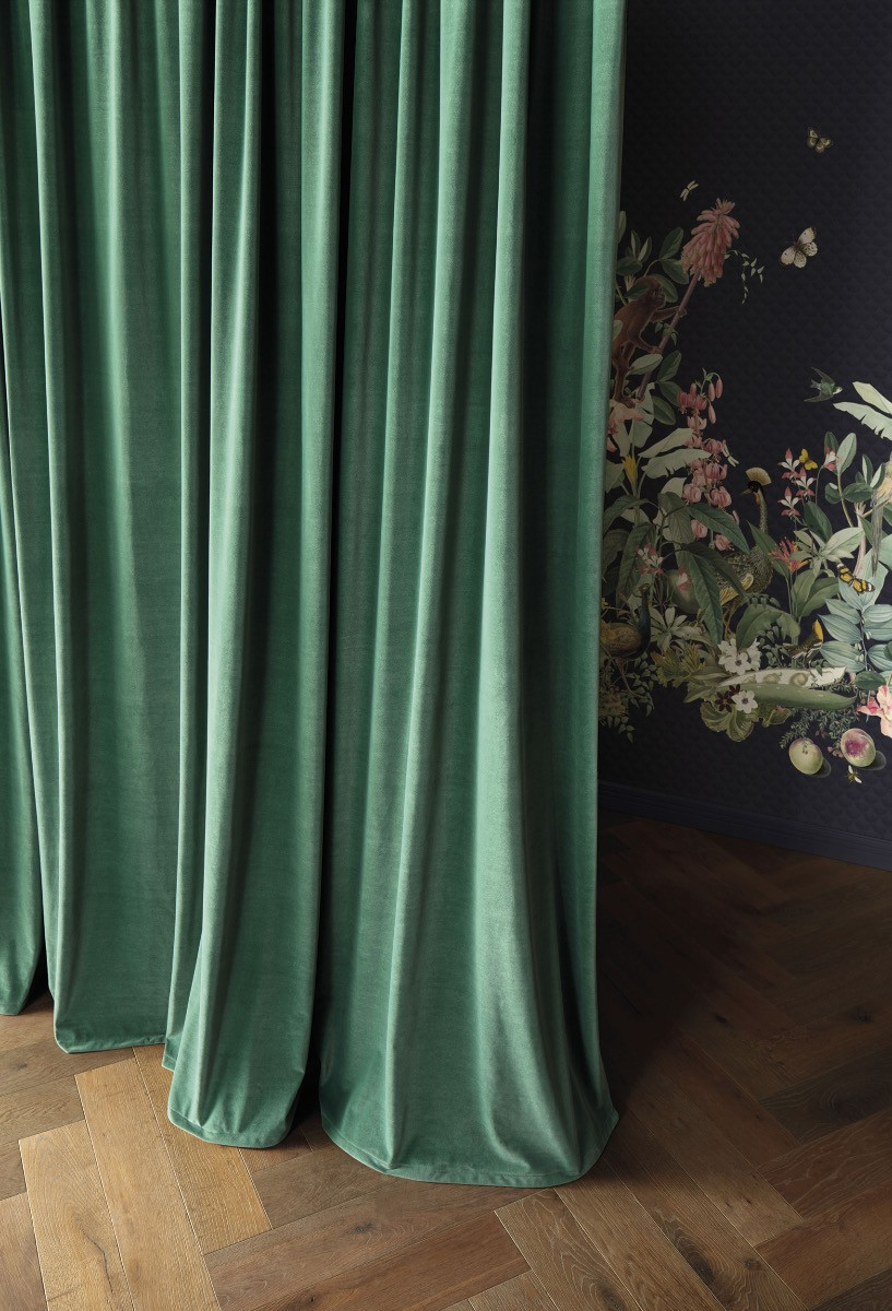 Detaliu draperie din catifea verde pentru bugete reduse