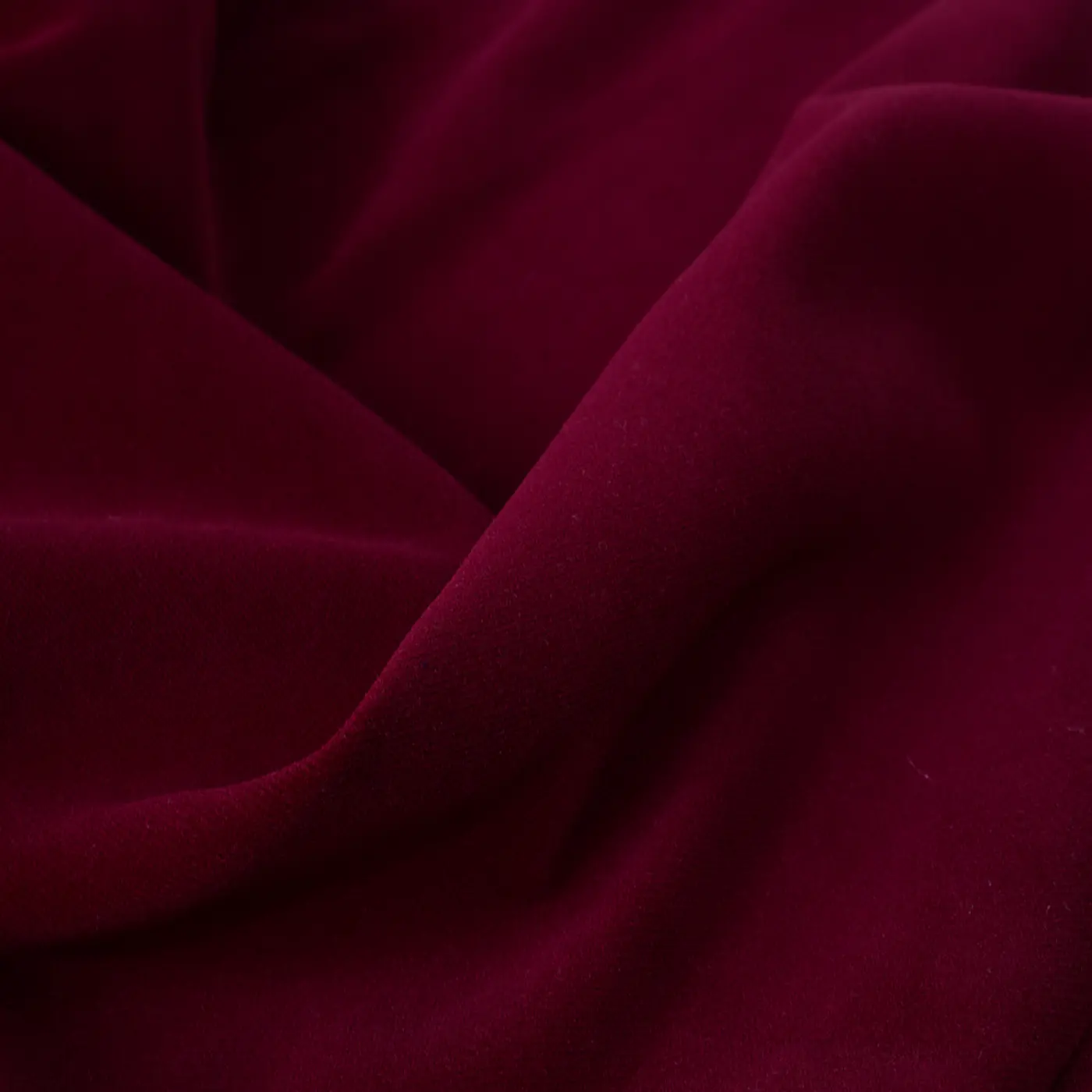Detaliu draperie de catifea roșie din fibre naturale și sintetice