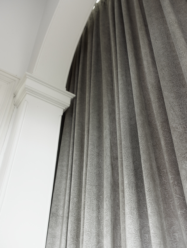 Draperii din catifea gri - lux Draperii din catifea gri uni într-un decor modern