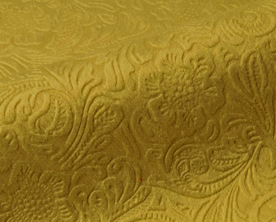 Detaliu material pentru draperii din catifea galbenă embosată Detaliu material pentru draperii din catifea galbenă embosată cu model clasic