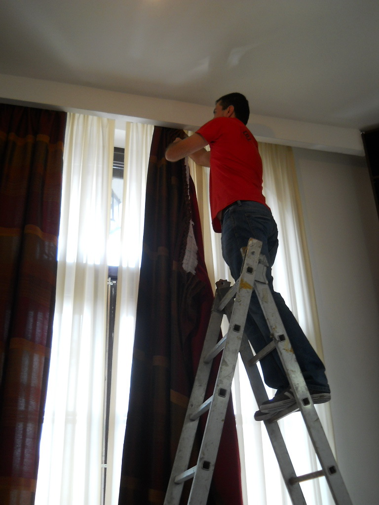 Servicii de montaj profesioniste pentru perdele, draperii, sine si galerii manuale sau motorizate, jaluzele, jaluzele plisate, rulouri, storuri